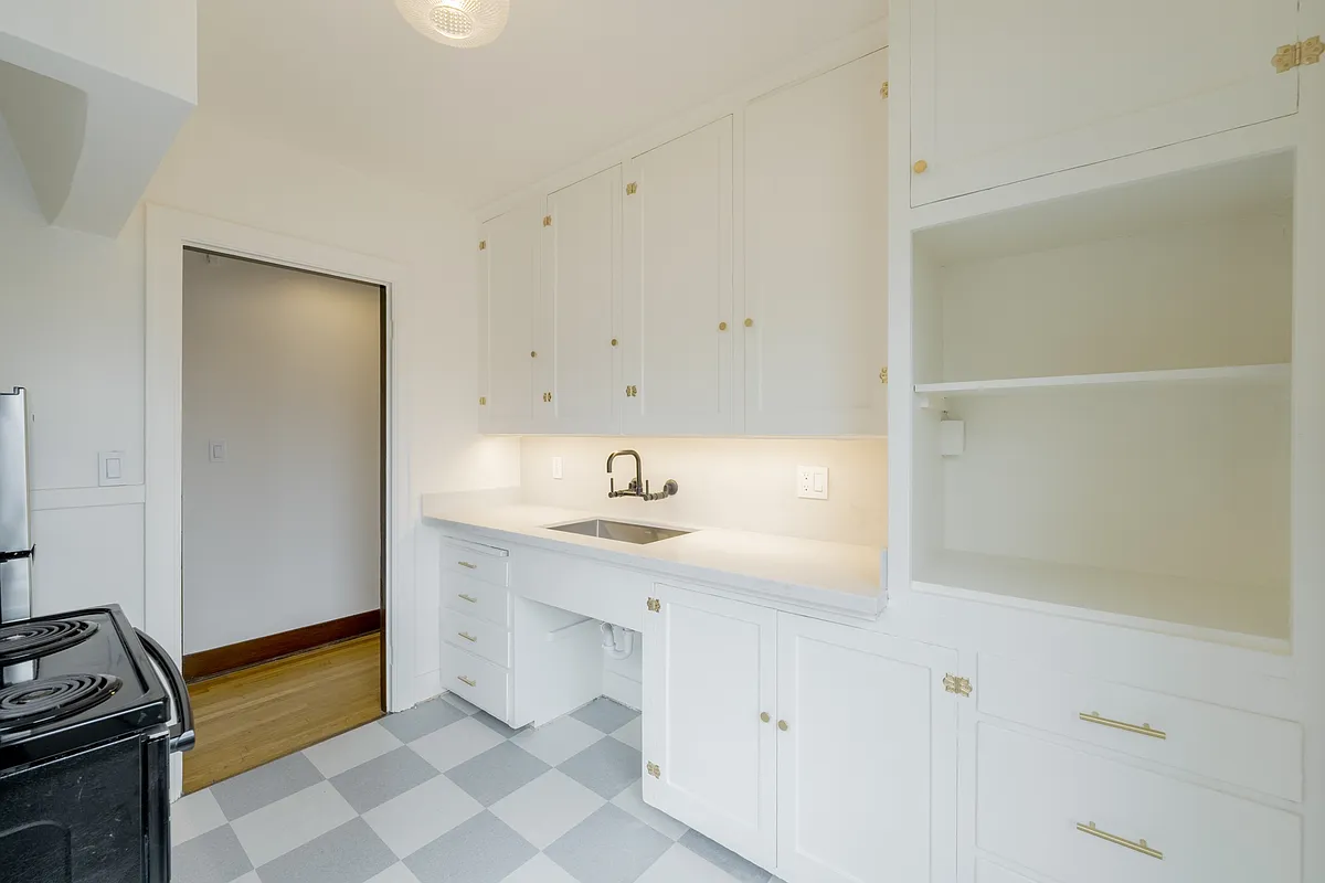 Building Photo - 6522 Phinney Ave N