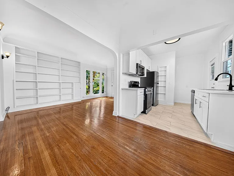 1002 N Sweetzer Ave — Photo 8