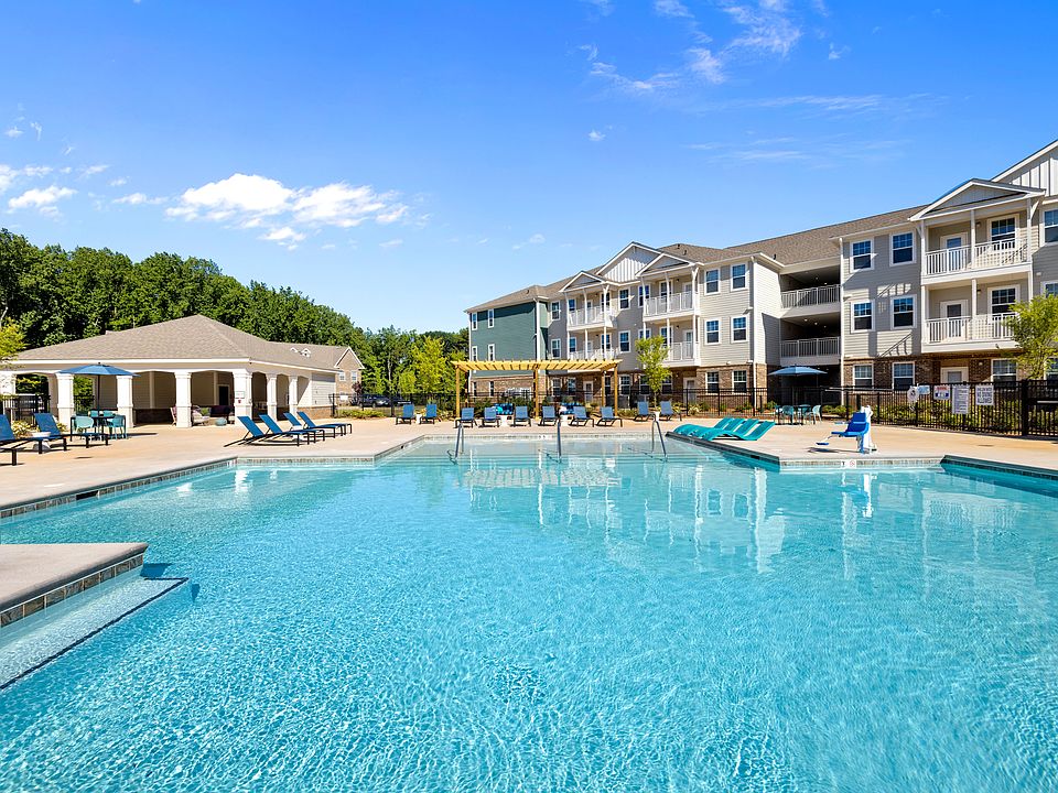 Resort Style Pool with Large Sun Shelf and In-Water Loungers