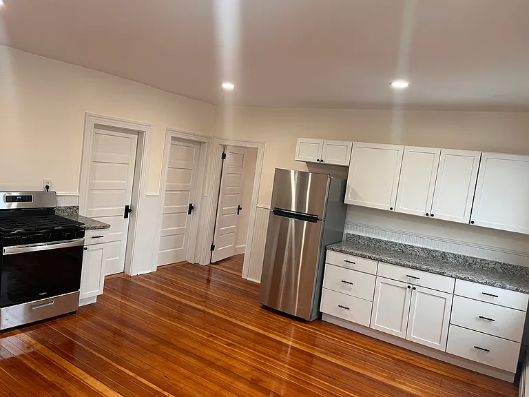 138 Sandringham Ave #2 — Photo 6