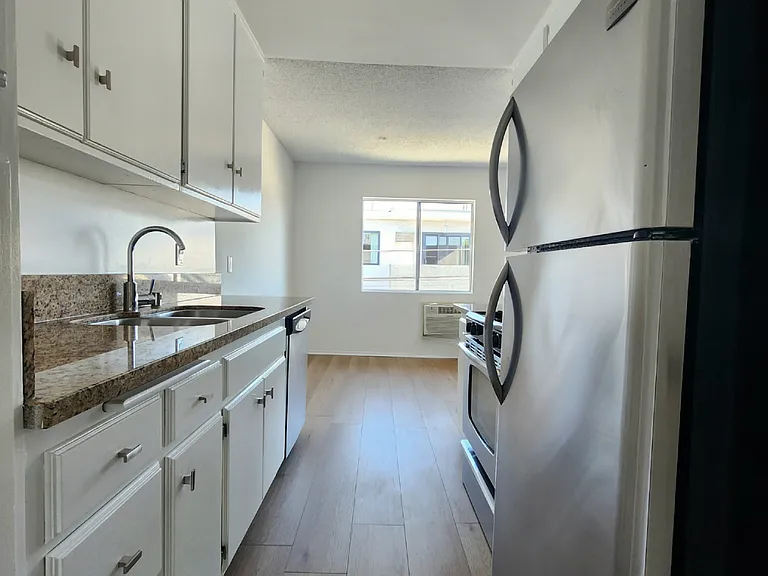 1310 Wellesley Ave — Photo 16
