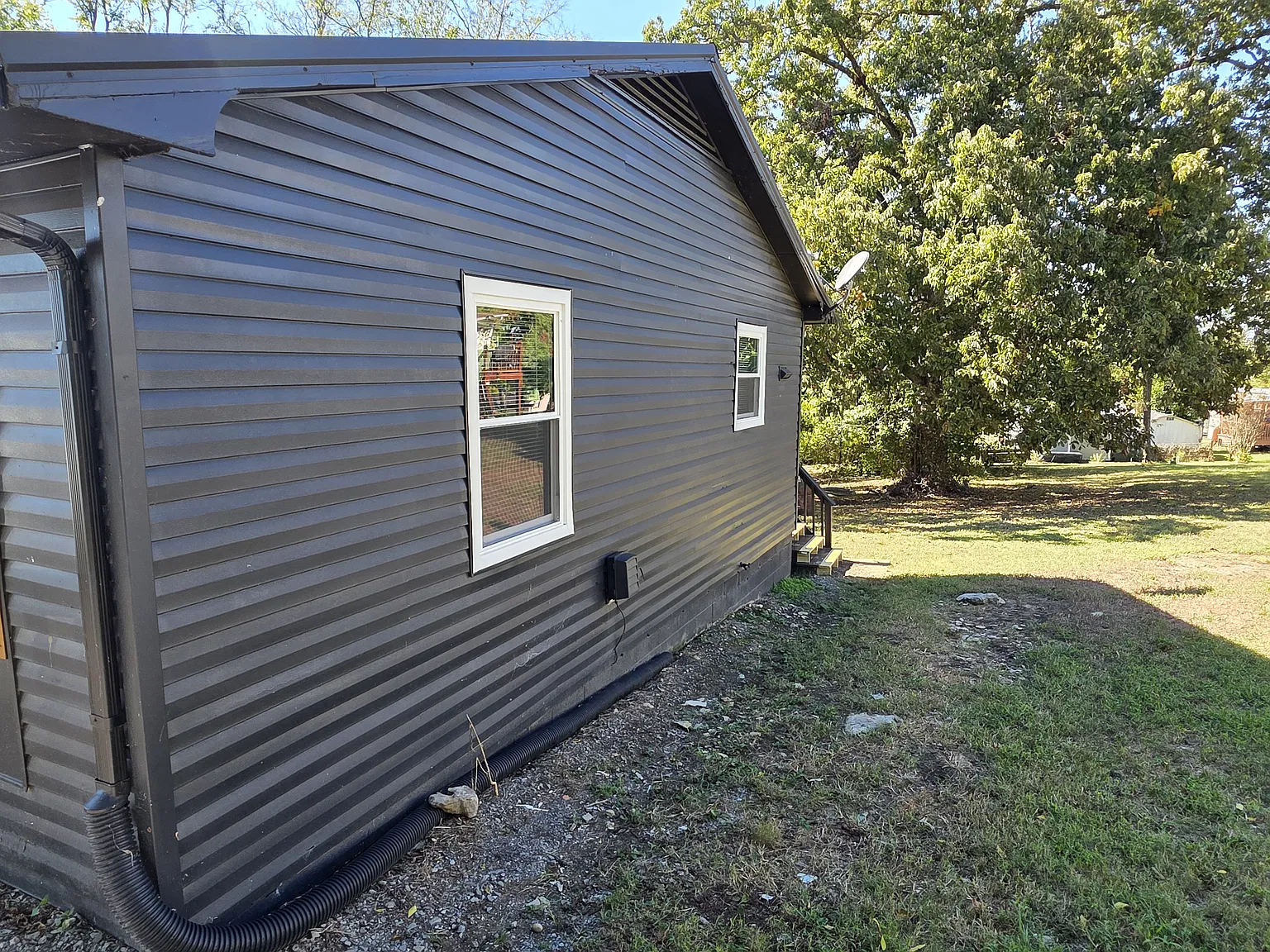 Newly Renovated 2 Bedroom 1 Bathroom Duplex — Photo 2
