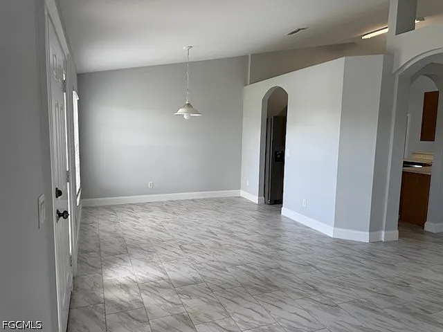 3 bed, 2.0 bath, 1639 sqft, $2,100 — Photo 3