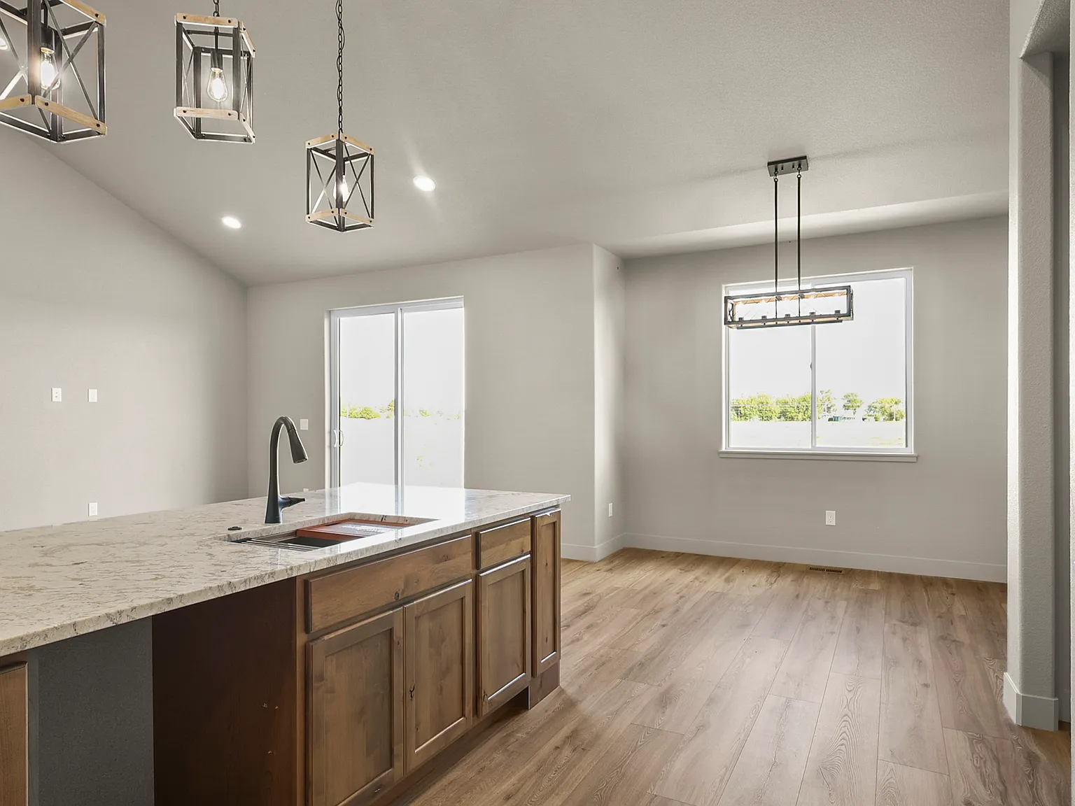 4 bed, 2990 sqft, $2,850 — Photo 3
