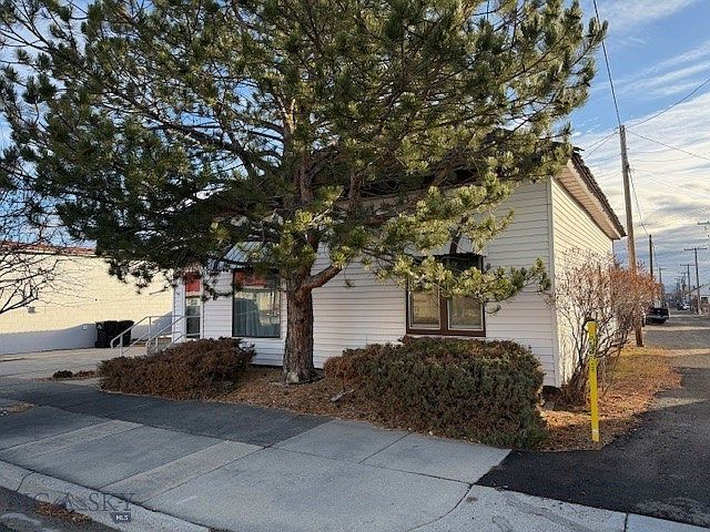 1st image of 211 Elm St