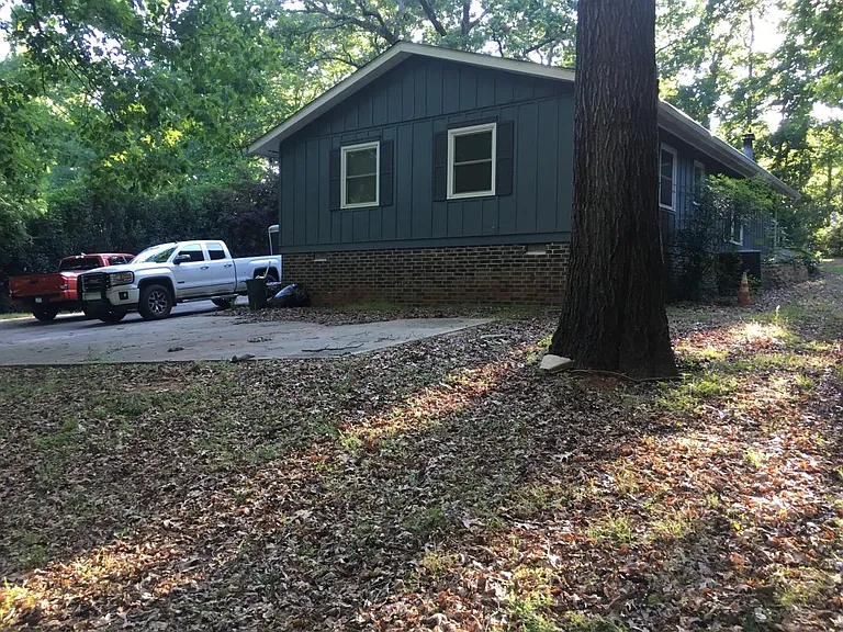 1008 Warwick Dr — Photo 3