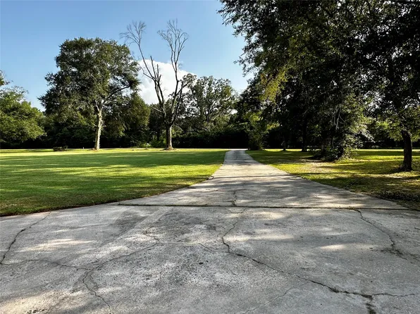 68 White Oak Dr, New Caney, TX 77357