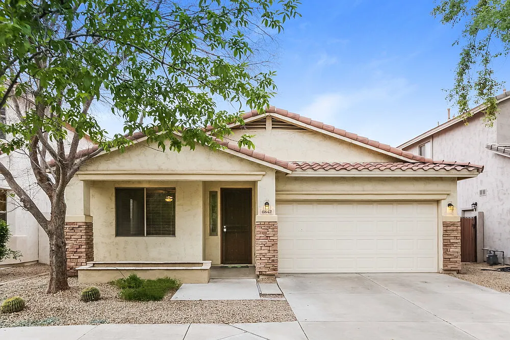 3 bed, 2.0 bath, 1869 sqft, $2,390 — Photo 1