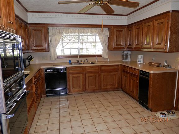 Large Kitchen w lots of Cabi