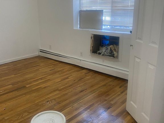 4th image of 1630 Melville St Floor 1