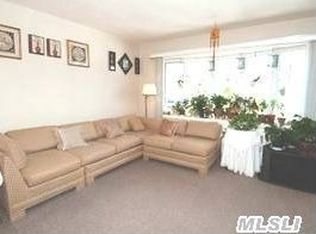 15 James St, Huntington Station, NY 11746