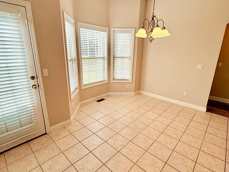 1148 S Elmwood Ave — Photo 11