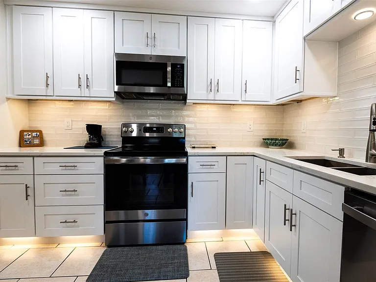 569 Bamboo Dr S — Photo 10