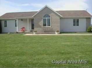 311 Country Pl, Virden, IL 62690