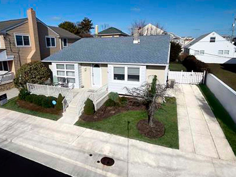 Large Lot! Lovely cottage!