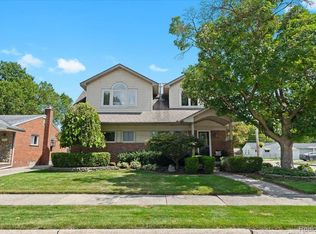 29131 Elmwood Ct, Saint Clair Shores, MI