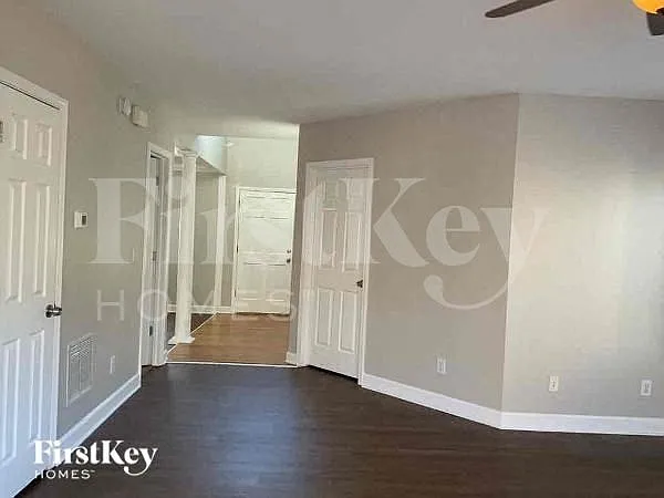 1520 Maplewood Ct — Photo 2