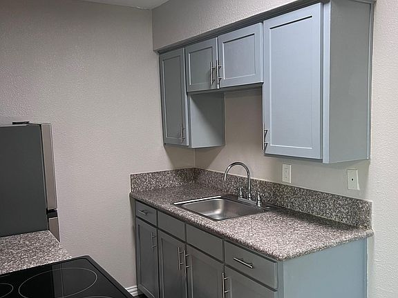 4th image of 2504 Louise St