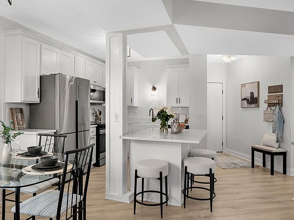 4th image of 26 10th St W Unit 2009