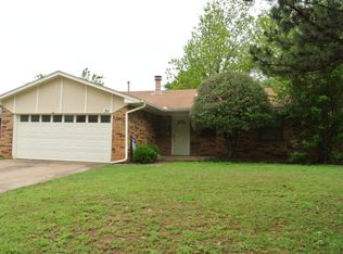711 Hawthorne Ln, Edmond, OK 73003