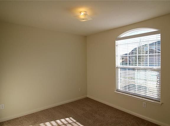 3rd image of 218 Silver Leaf Dr
