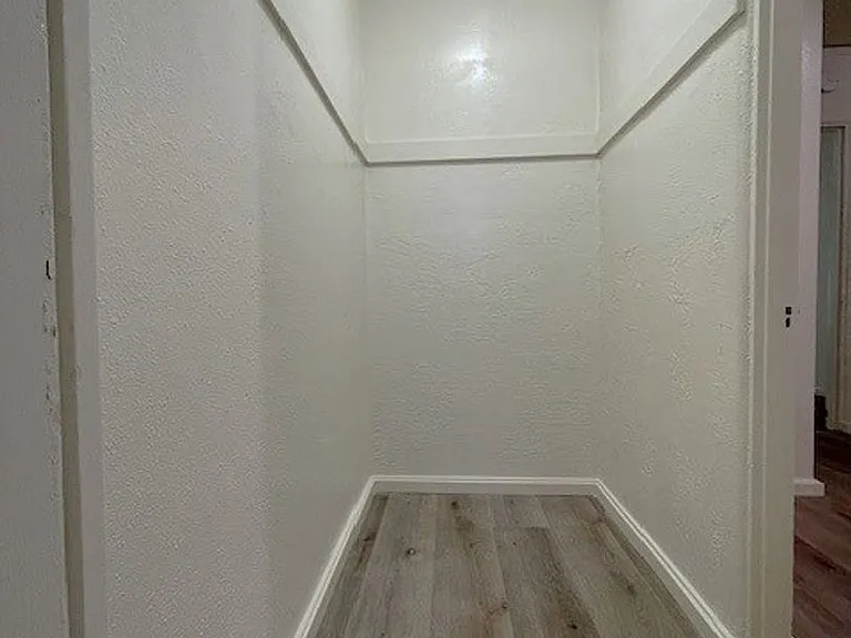 Charming, Studio Freshly Painted, move in ready — Photo 6