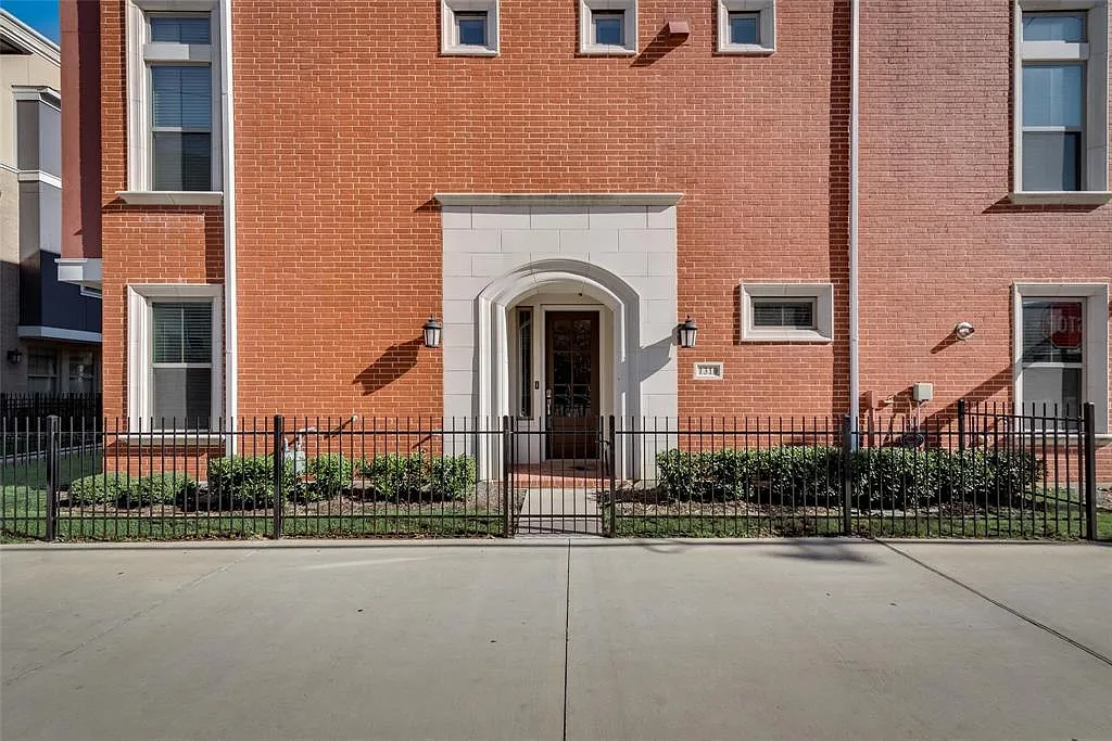 3 bed, 3.5 bath, 2396 sqft, $3,000 — Photo 1
