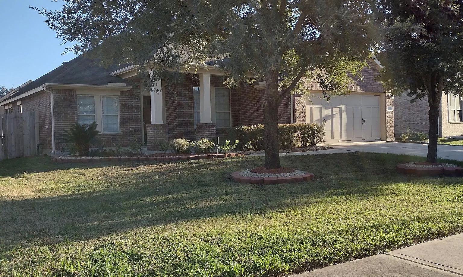 3 bed, 2000 sqft, $2,199 — Photo 2