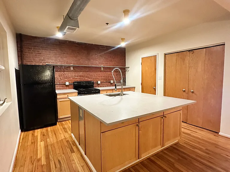 1232 Sarah St — Photo 9
