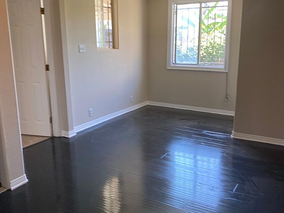 5th image of 828 W 82nd St