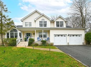 105 Woodhull Rd, Huntington, NY 11743