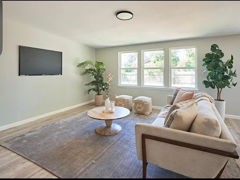 2207 Galway St — Photo 5