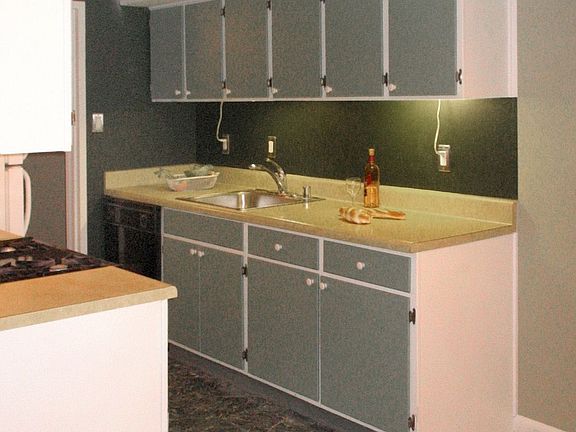 Kitchen has lots of cabinet space!