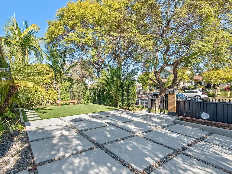 3007 S Hobart Blvd — Photo 2