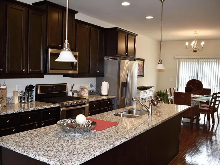 517 Pebblebrook Ln — Photo 2