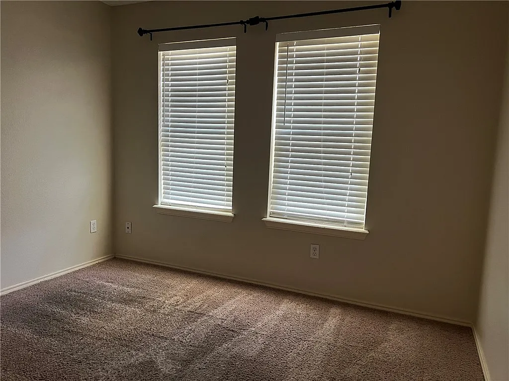 3 bed, 2.0 bath, 1060 sqft, $1,800 — Photo 4