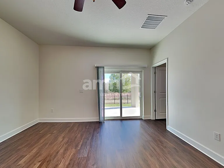 1049 Walden Pond Dr — Photo 6