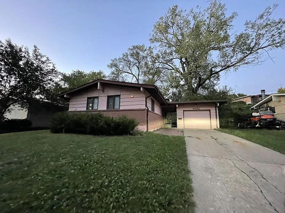 8462 Grand Ave