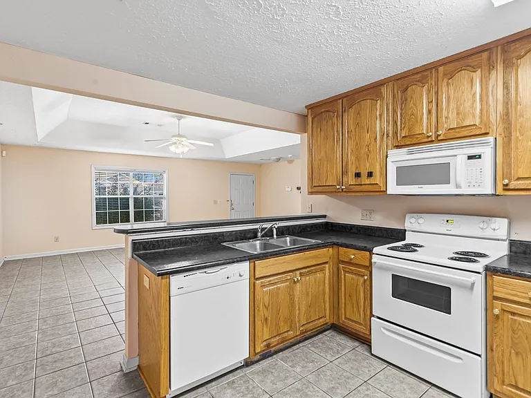 690 Ethan Ct — Photo 3