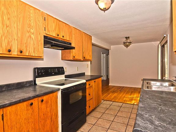 5th image of 121 Donaldson Dr