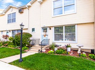 321 Driftwood Ln, Aurora, IL 60504