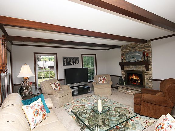 Huge family rm w/fireplace
