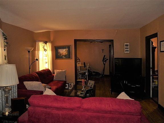 4th image of 130 N Lorel Ave