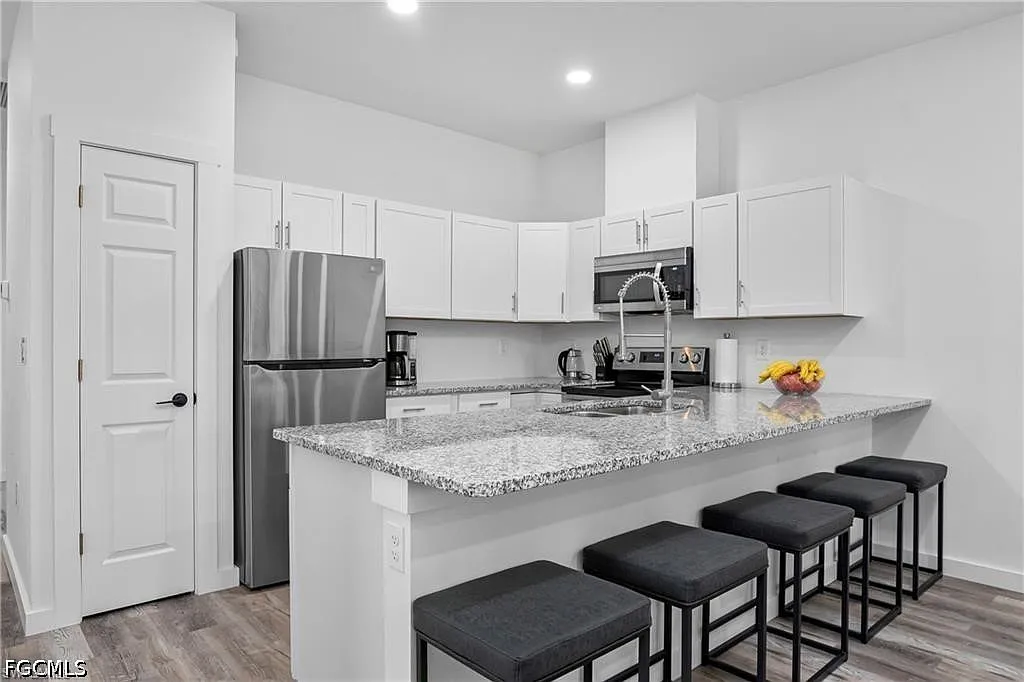 3 bed, 2.0 bath, 1175 sqft, $2,000 — Photo 3