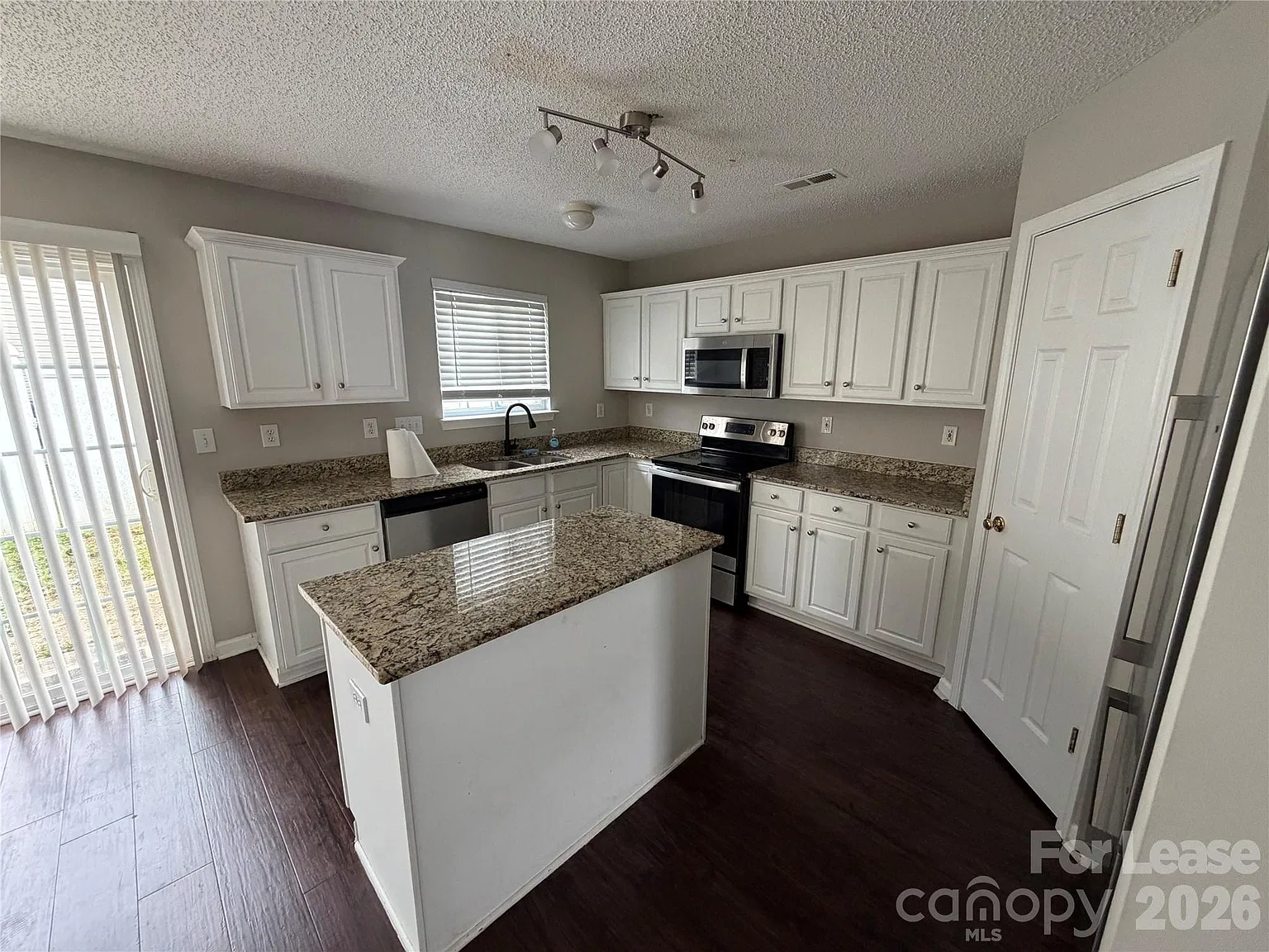 3 bed, 2.5 bath, 1440 sqft, $1,930 — Photo 3