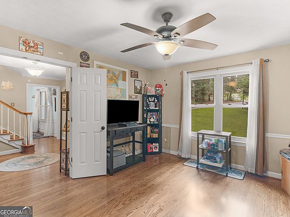 5th image of 1310 Vineyard Dr SE