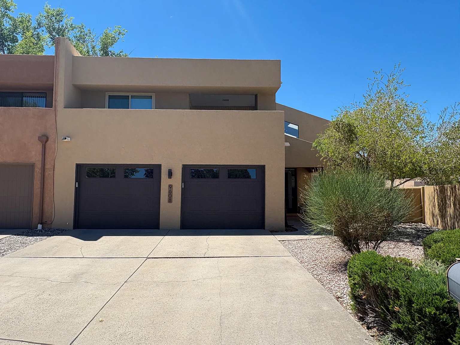 3 bed, 2.5 bath, 2560 sqft, $4,000 — Photo 1