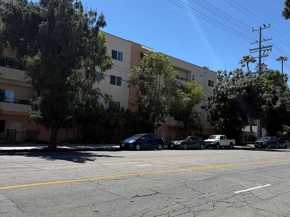 2nd image of 21514 Saticoy St #203