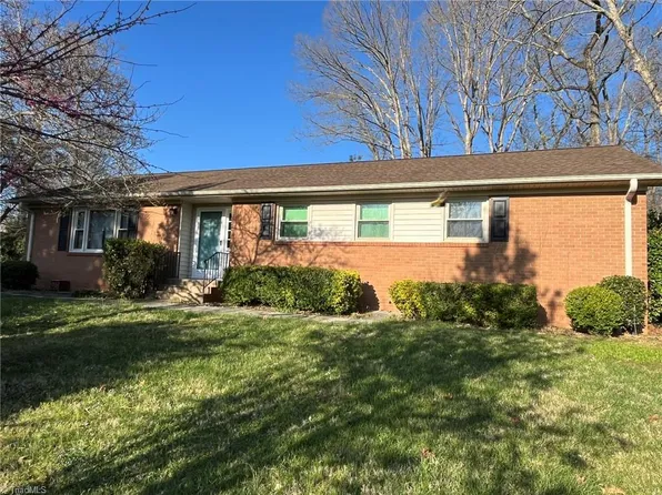 3504 Stimpson Dr, Pfafftown, NC 27040