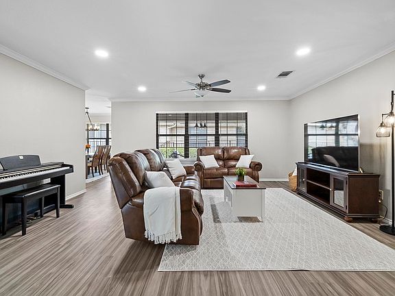 4th image of 709 Applewood Drive